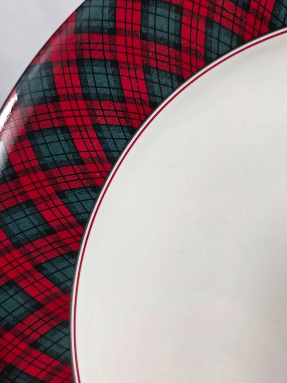 ONE (1) Sasaki Tartan Plaid Dinner Plate White with Red & Green Plaid Border